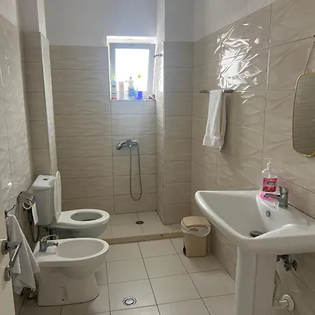 Lakeview Apartment *